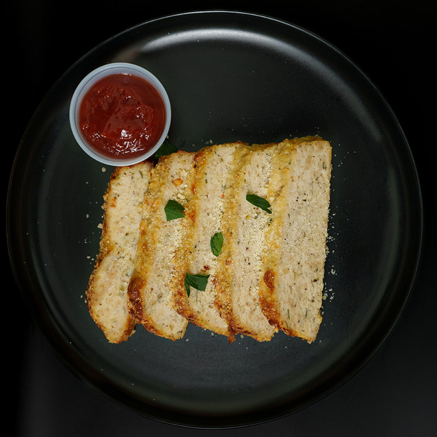 Pastel de carne griego con pollo, queso feta y espinacas